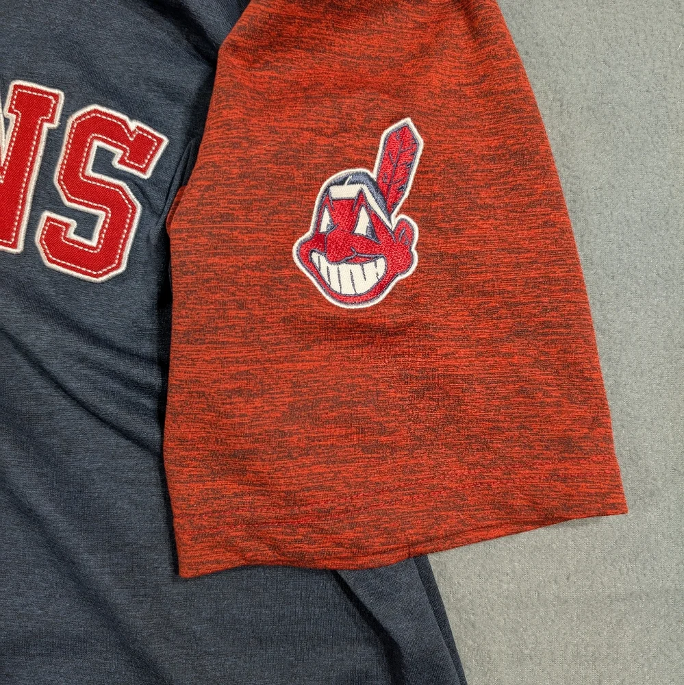 Mens Cleveland‎ Indians TshirtChief Wahoo embroidered blue red collectible Large
